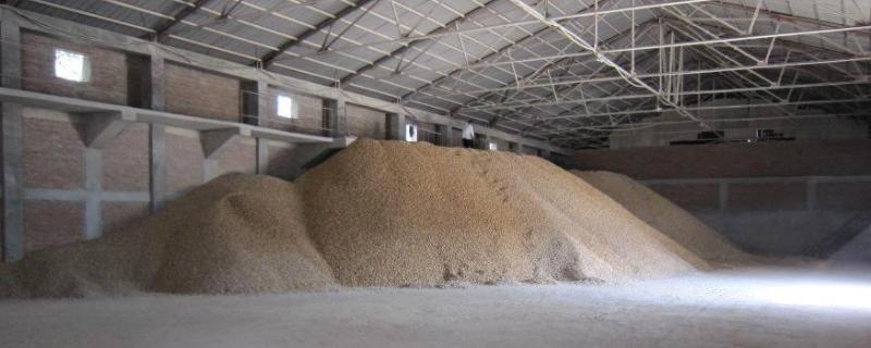 可分為燒結鎂砂,輕燒鎂砂,電熔鎂砂三大類,由菱鎂礦,水鎂礦或以海水與