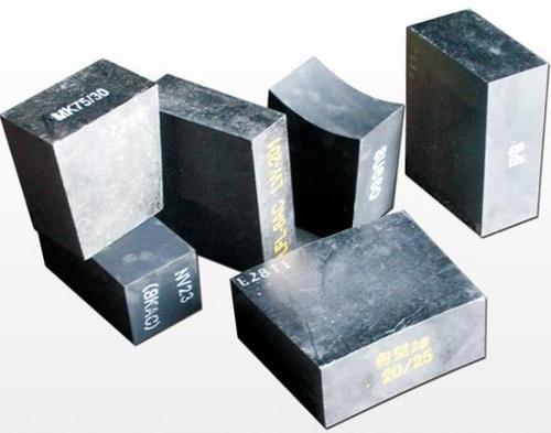 它是由燒結鎂石或電熔鎂砂和碳素材料石墨為原料,以含碳樹脂作結合劑